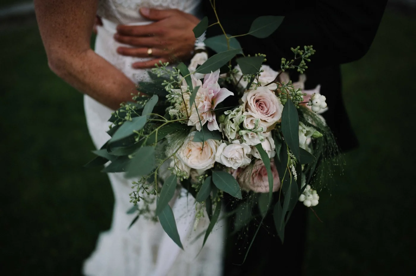 victoriana-floral-gallery-weddings-bouquet-dark.jpg