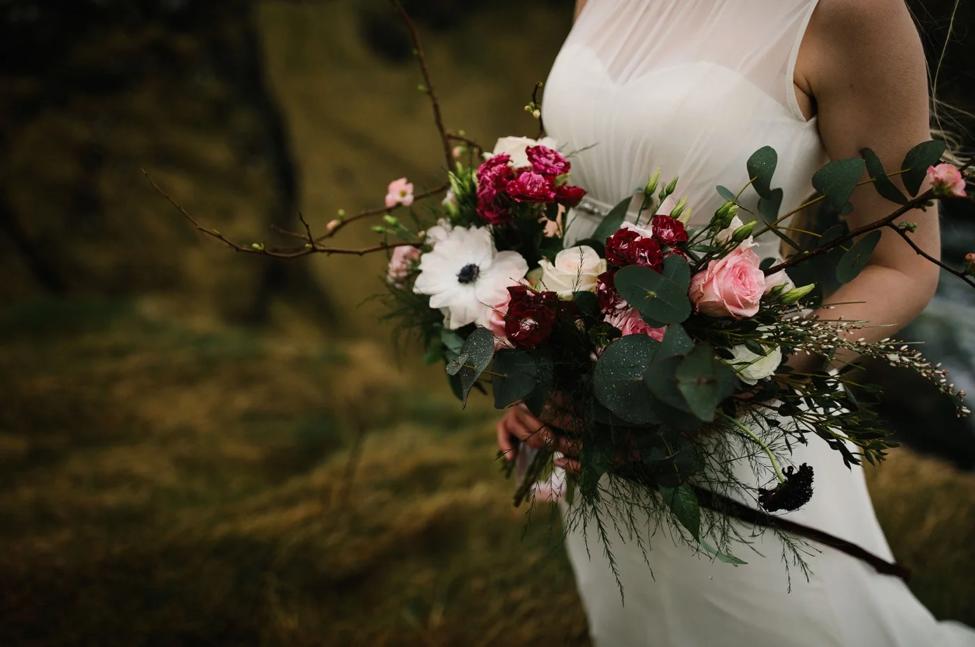 victoriana-floral-gallery-weddings-bride-with-winter-bouquet.jpg