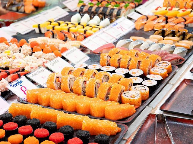 Everything becomes street food in Thailand. Even sushi! 🍣🌴 Ps: Can you find me? #wheresmina #findmina #colorful #rawfish #sushi #japanesefood #thailand #travel #foodphotography #travelgram #phuketthailand #streetfood