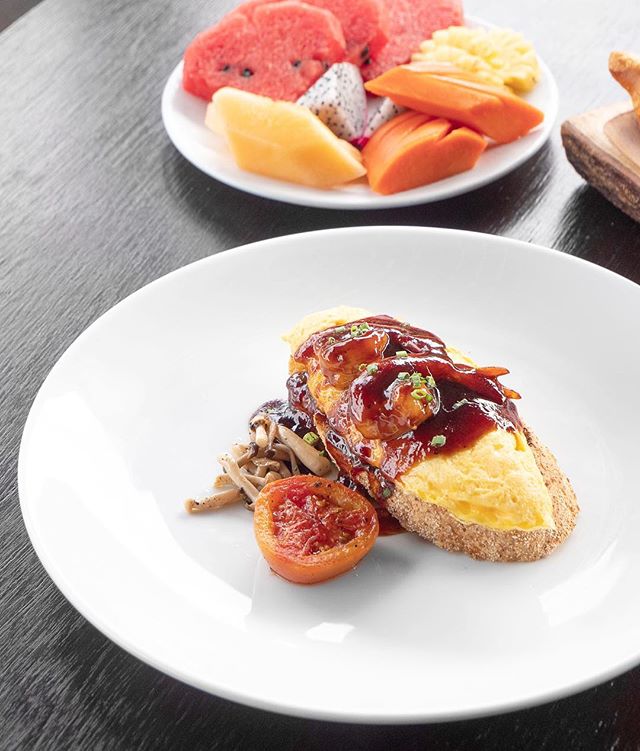 Tamarind Omelet on Toast with prawns, grilled tomato and mushroom 🍤🍅🥚 Ps: Can you find me? #wheresmina #findmina #breakfast #omelet #fruitplate #phuket #grilledtomato #travelgram #phuketthailand #travel #thailandtrip #foodphotography