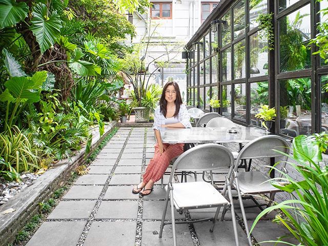 Some call this restaurant hipster. I say it&rsquo;s lovely. Wherever there is greenery, there is love 😍 Dear Nature, you have all my kisses and hugs ❤️ #plantsmakepeoplehappy #greenery #nature #travel #bangkok #portrait #thailand (📷: @sweetmommyoh)