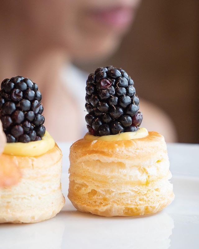 Anybody else find it amusing to analyze where exactly the hairs of a blackberry congregate? Btw Mommy Oh lips in the background! 👄✨ Ps: Can you find me? #wheresmina #findmina #dessertlover #travelgram #foodphotography #blackberry #berrypastry