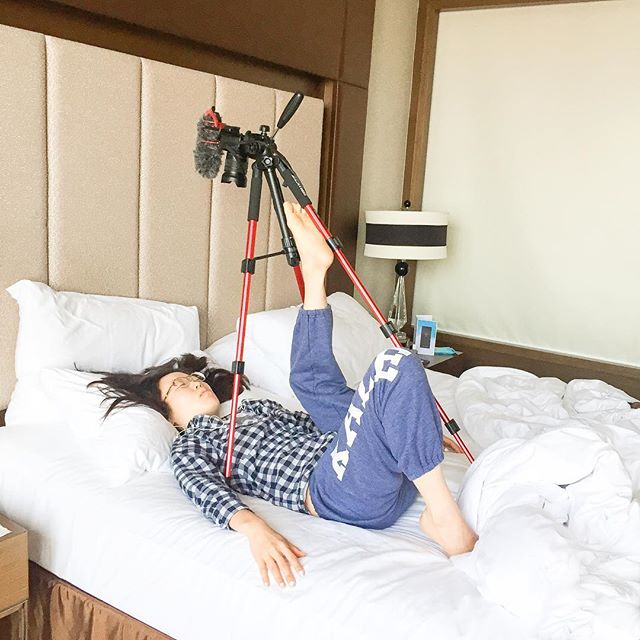 Filming a sleep scene, but in reality, I&rsquo;m trying to prevent the tripod and camera from falling on my face 😆 #HowToStretchLikeAVlogger #exercise #kalepants #travel #bts #behindthescenes (📷: @sweetmommyoh)