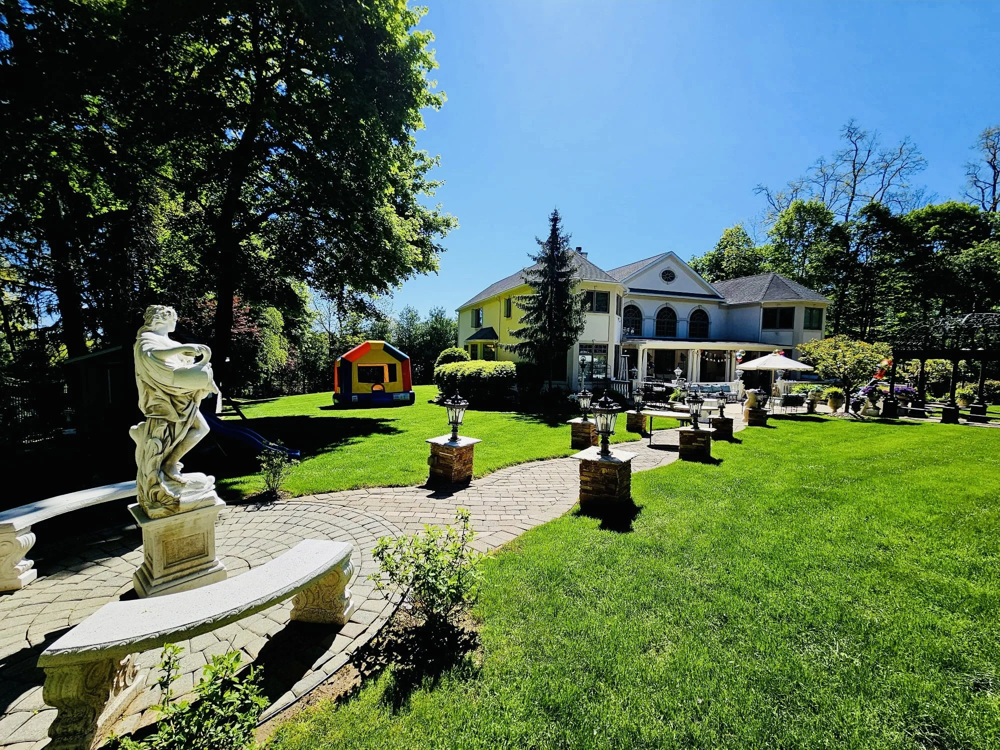 INFLATABLE DELIVERY AND PICKUP.jpg