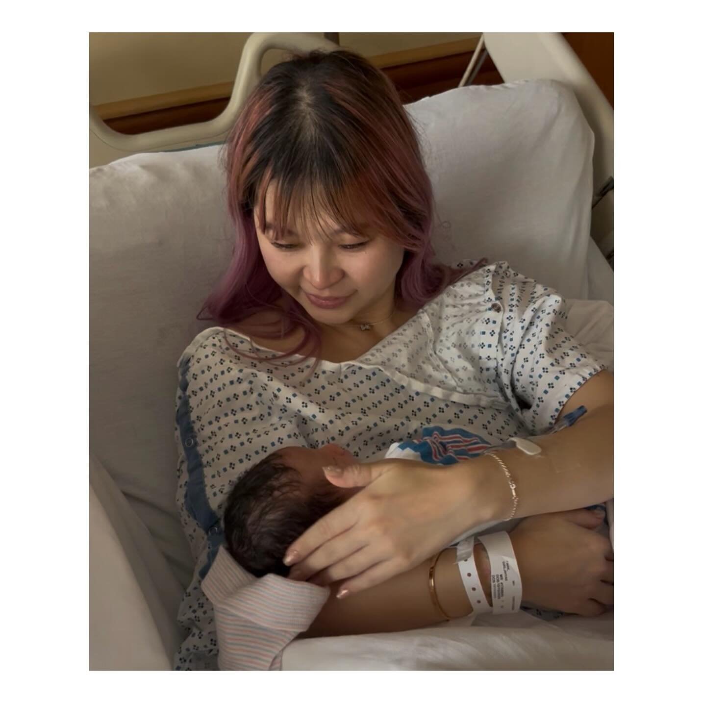 On Tuesday I went into the hospital with mild contractions that were present since the morning. 30 minutes after we were admitted to the hospital my water broke. Then things started to get on speed. I begged for an epidural at 6cm but 5 minutes later