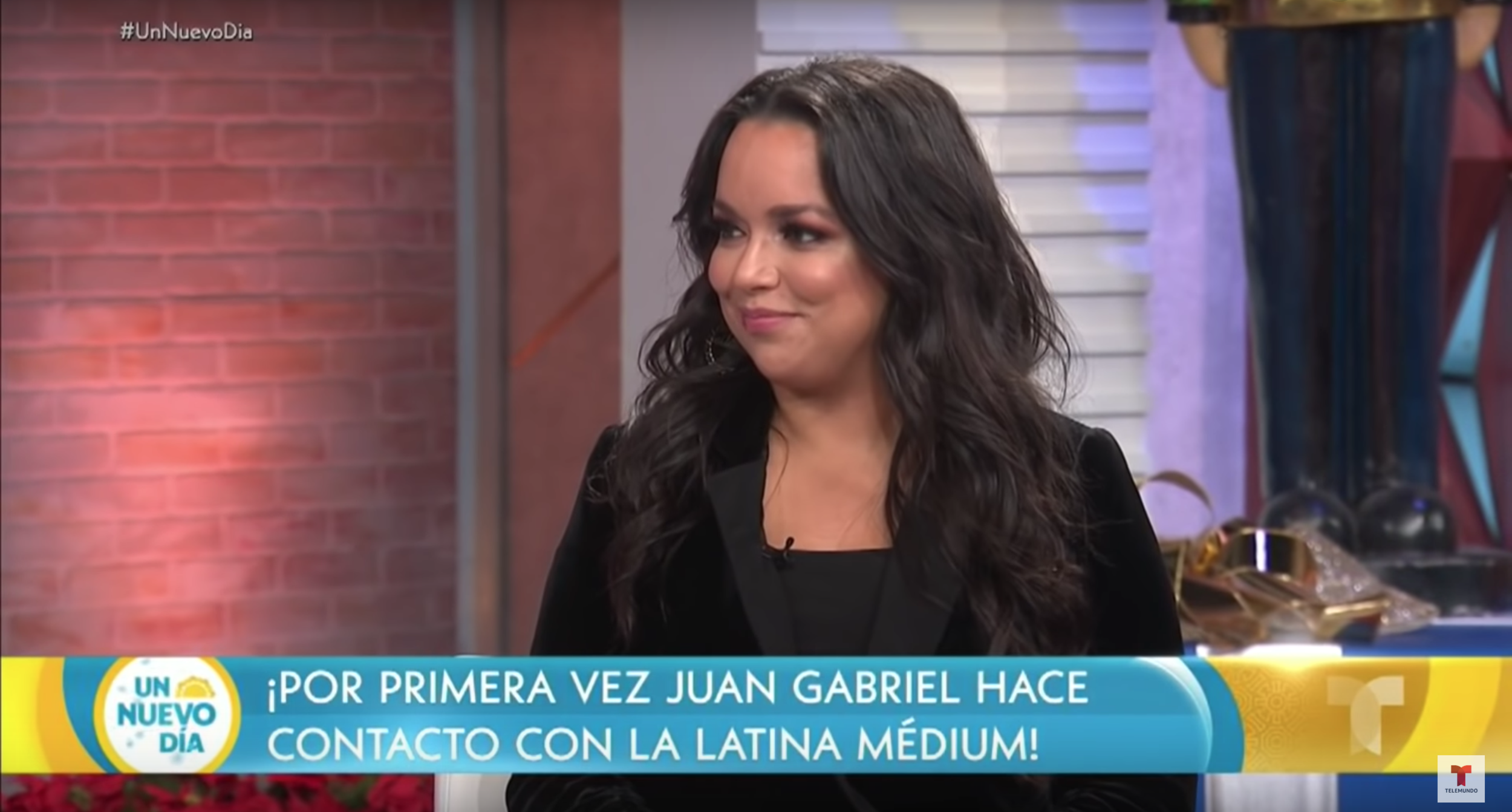 ¡La médium que volvió para comunicarse con Juan Gabriel! | Un Nuevo Día | Telemundo