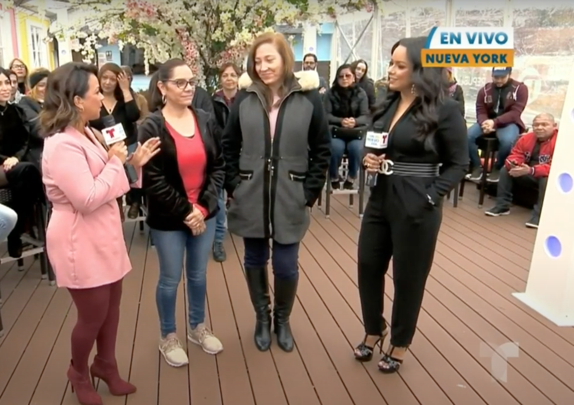 LECTURAS EN VIVO DOS MUJERES DE LA AUDENCIA