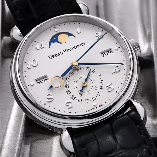 The watch hands of the Reference 1741 have been blued thermally to achieved the desired hue.