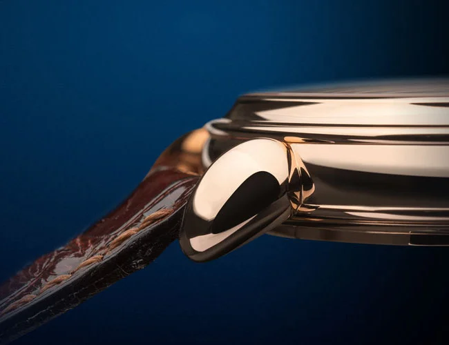 Teardrop lugs, like those on Reference 1140L, are difficult to produce and rarely seen in modern watchmaking.