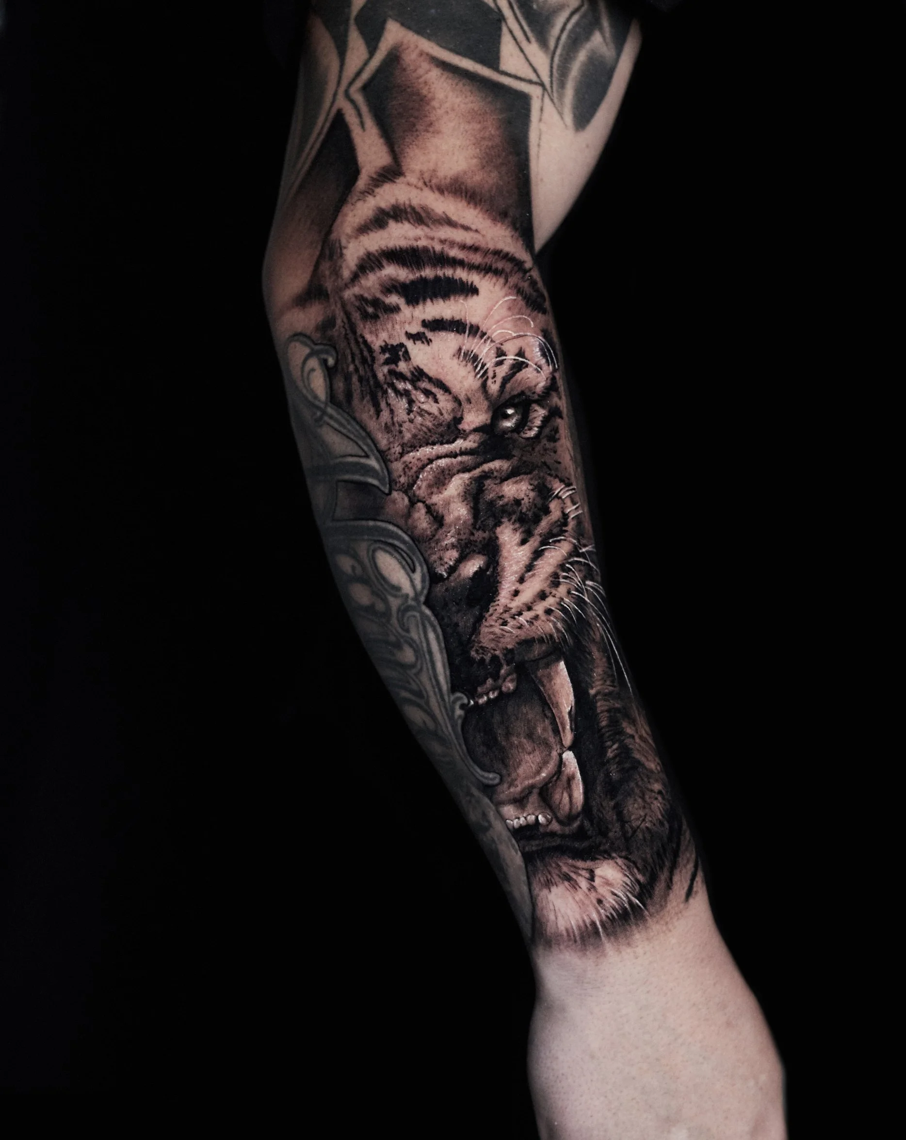 realism-tiger-tattoo-black-and-grey.jpg