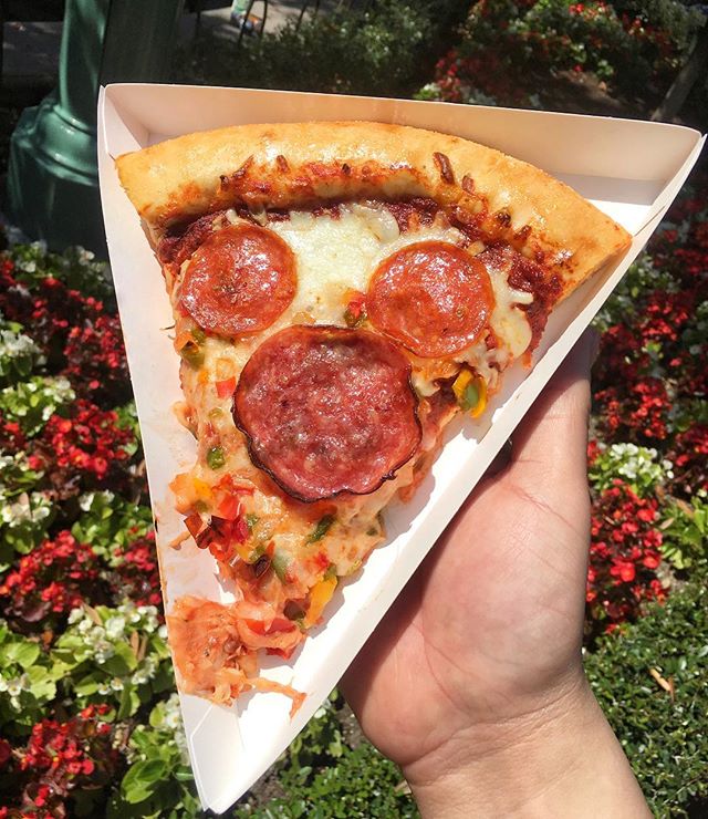 Everything&rsquo;s better with Mickey 🤗 💫 especially pizza 🍕 😜 This seasonal pizza from Boardwalk Pizza and Pasta has got different kinds of peppers and it&rsquo;s own not-so-hidden Mickey! A perfect day at Disney includes a perfect slice of pizz