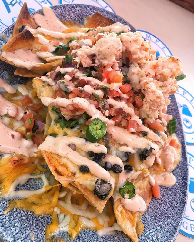 You can almost hear the crunch in these lobster nachos🦞👂🏻 👀 🔊 
________________________________________________
📍: Lamplight Lounge, Pixar Pier, DCA
________________________________________________
#californiaadventure #lafoodies #disneyaddict 