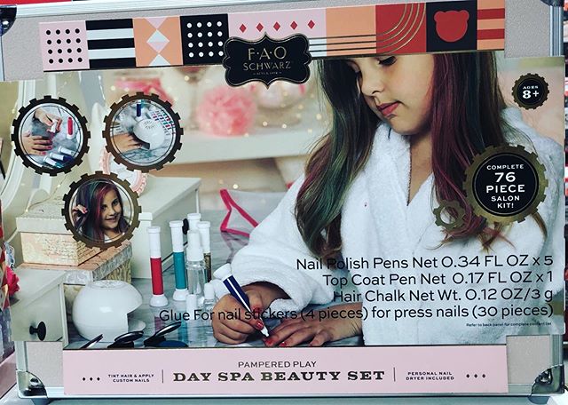 Some kids don&rsquo;t get toothbrushes and soap. Others are being prepared for a life of &ldquo;Pampered Play.&rdquo; Some kids get put in cages. Others get a personal nail dryer.

#priorities #productsoftheendtimes #goodparenting #personalnaildryeri