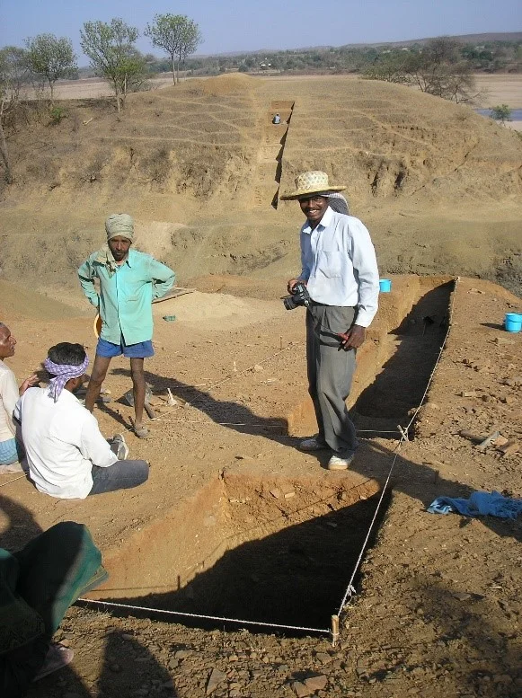 Neolithic stone tools excavated from the Middle Son Valley, Madhya Pradesh, India, 2009. Photo credit: Christina Neudorf.