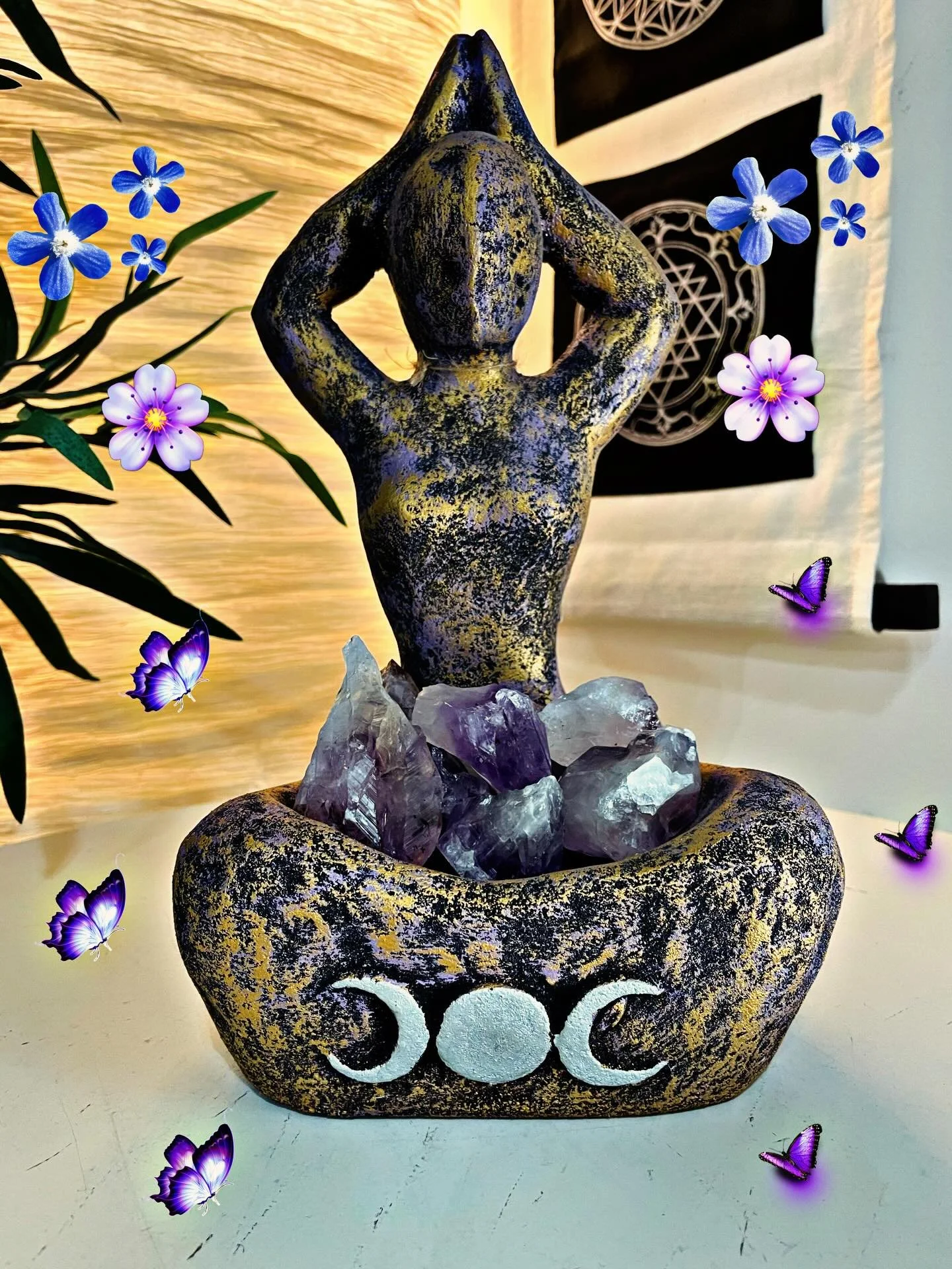 🔮 We&rsquo;re open 10am - 6pm today! Come stop by our shop at 2071 Portage Avenue and check out all our new magical goodies we have to offer! 🔮

✨We also have an online shop: www.divineclarity.com 
Open 24/7, where you can check out everything we h