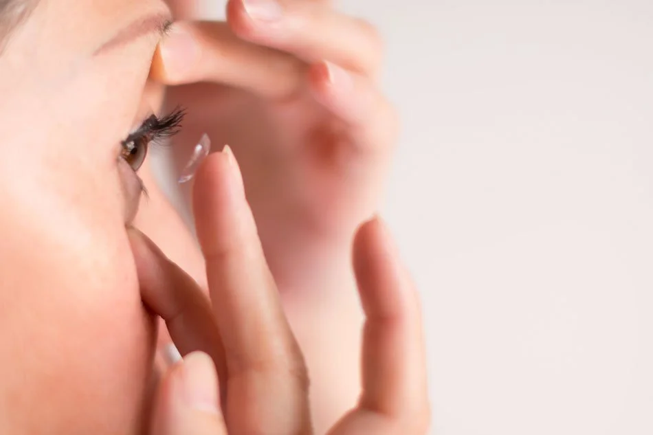 How to Put In and Remove Contact Lenses: A Simple Guide