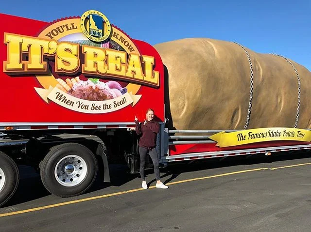 Idaho Ambassador meets the traveling Idaho Spud 