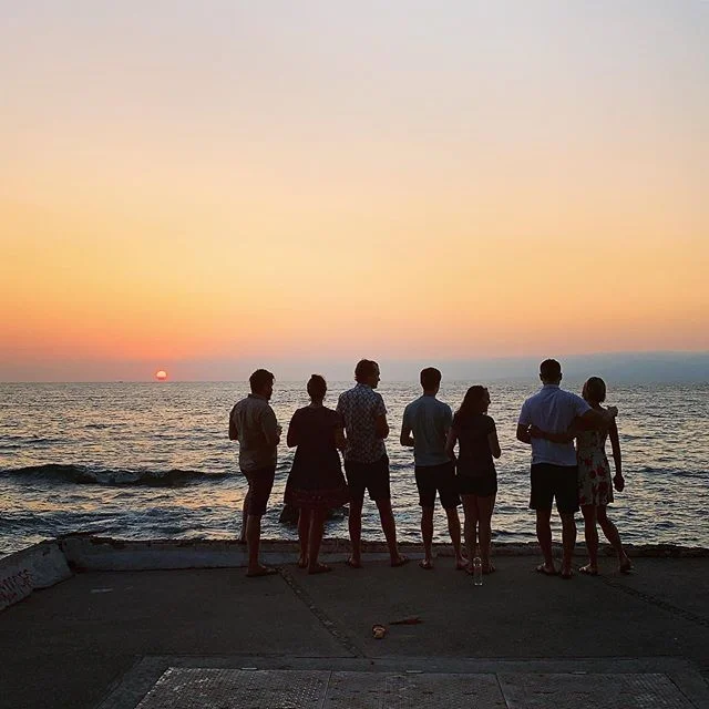 When was the last night you had a date night with your Boo? 👫 G and I aren’t always great at putting them on the calendar, but we LOVE spending time with our friends, soooooo: we’re pulling something together called Couples + Cocktails and we’d love to have you join us in #LongBeach on Aug 15th. Come for happy hour trivia from 5-7pm at @bobeaurooftap and then grab dinner afterwards for some true together time! 😉❤️👍🏼 Learn more in my linktree or come find the event on FB to RSVP! .
#couplesandcocktails #longbeachlife #datenight #marriageisfunny #thisisgreatlove #greatlovegang #trivianight #happyhour