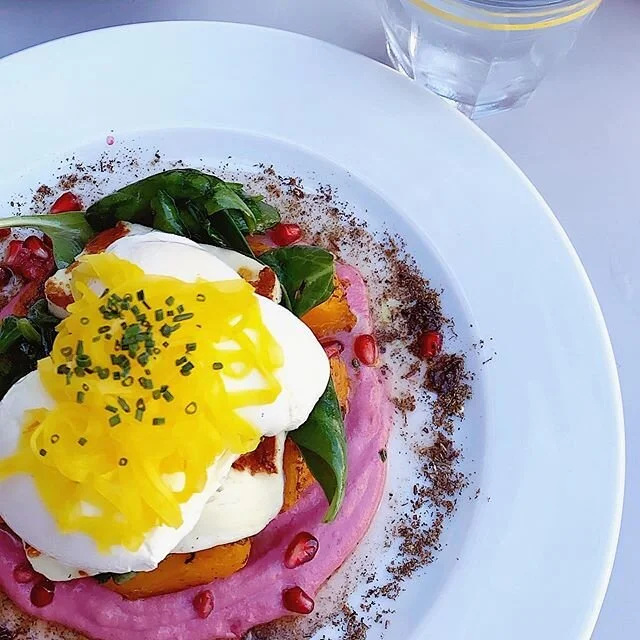 “Eggs Butternut” ✨ Roasted squash and pickled peppers instead of an English muffin and bearnaise. 🍳😎👍🏼 (Plus harissa and spinach in the middle with pomegranate hummus underneath) #brunch #saturdayvibes #grainfreeliving