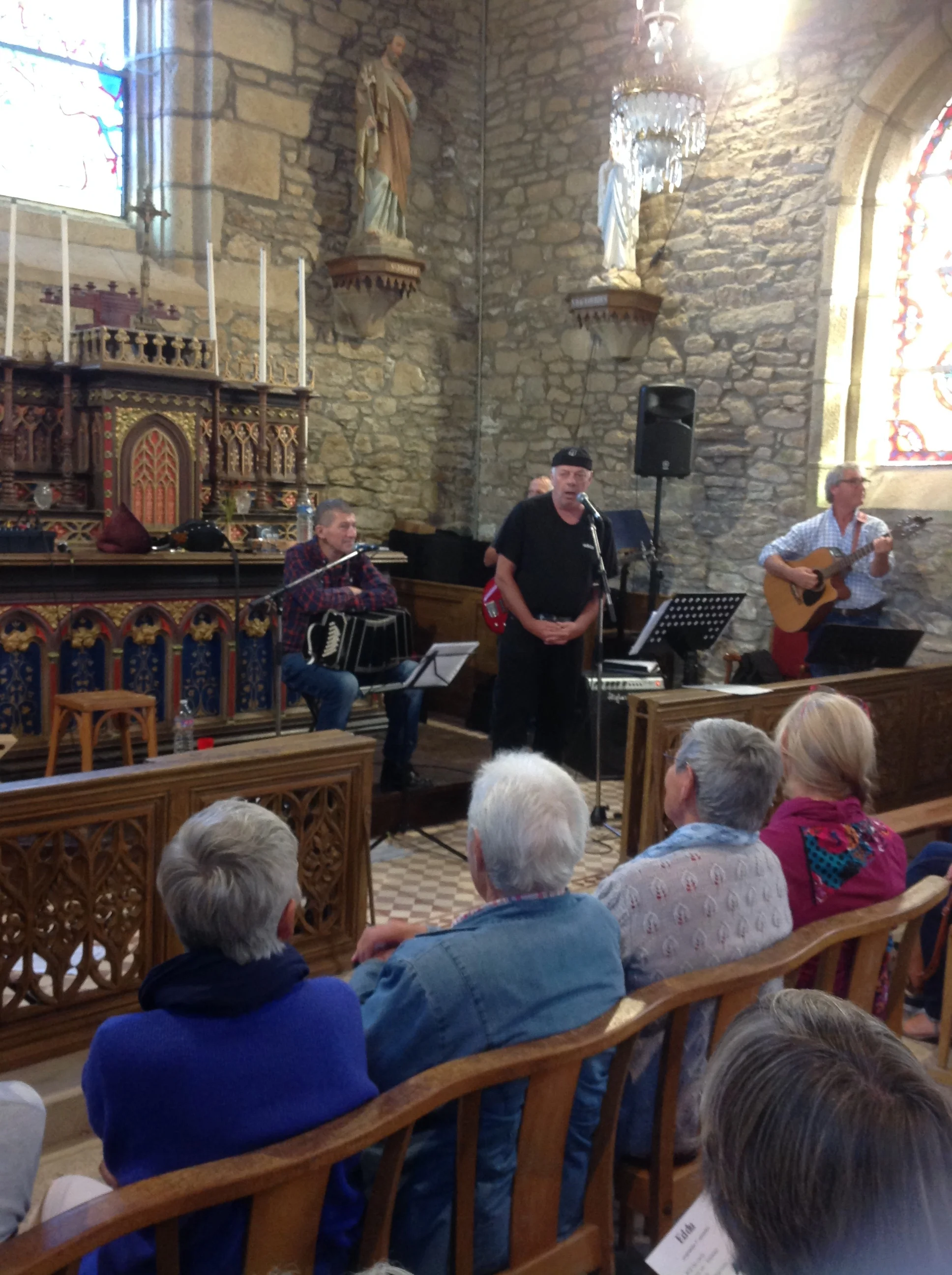 un beau voyage linguistique avec des mélodies traditionnelles proposé par le groupe Eddu