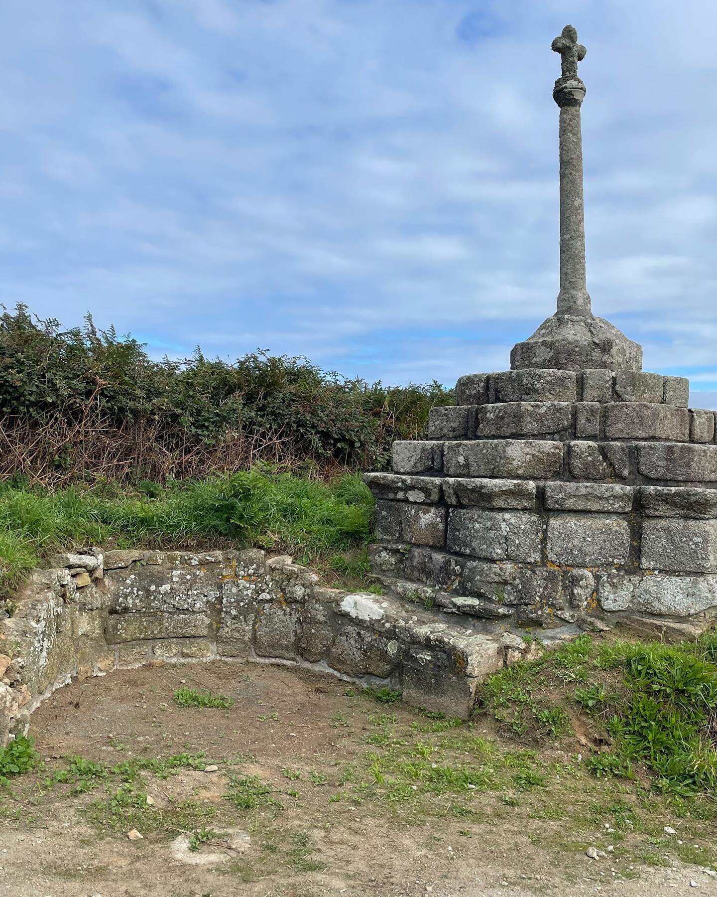 An alez roun, a Chapel Christ. C&rsquo;est un jeu unique au hauts de Guiss&eacute;ny (Brendaouez et Chapel Christ) avec seulement deux all&eacute;es r&eacute;pertori&eacute;es. Il se jouait a la Saint Jean, tous les hommes fort du coin venaient se me