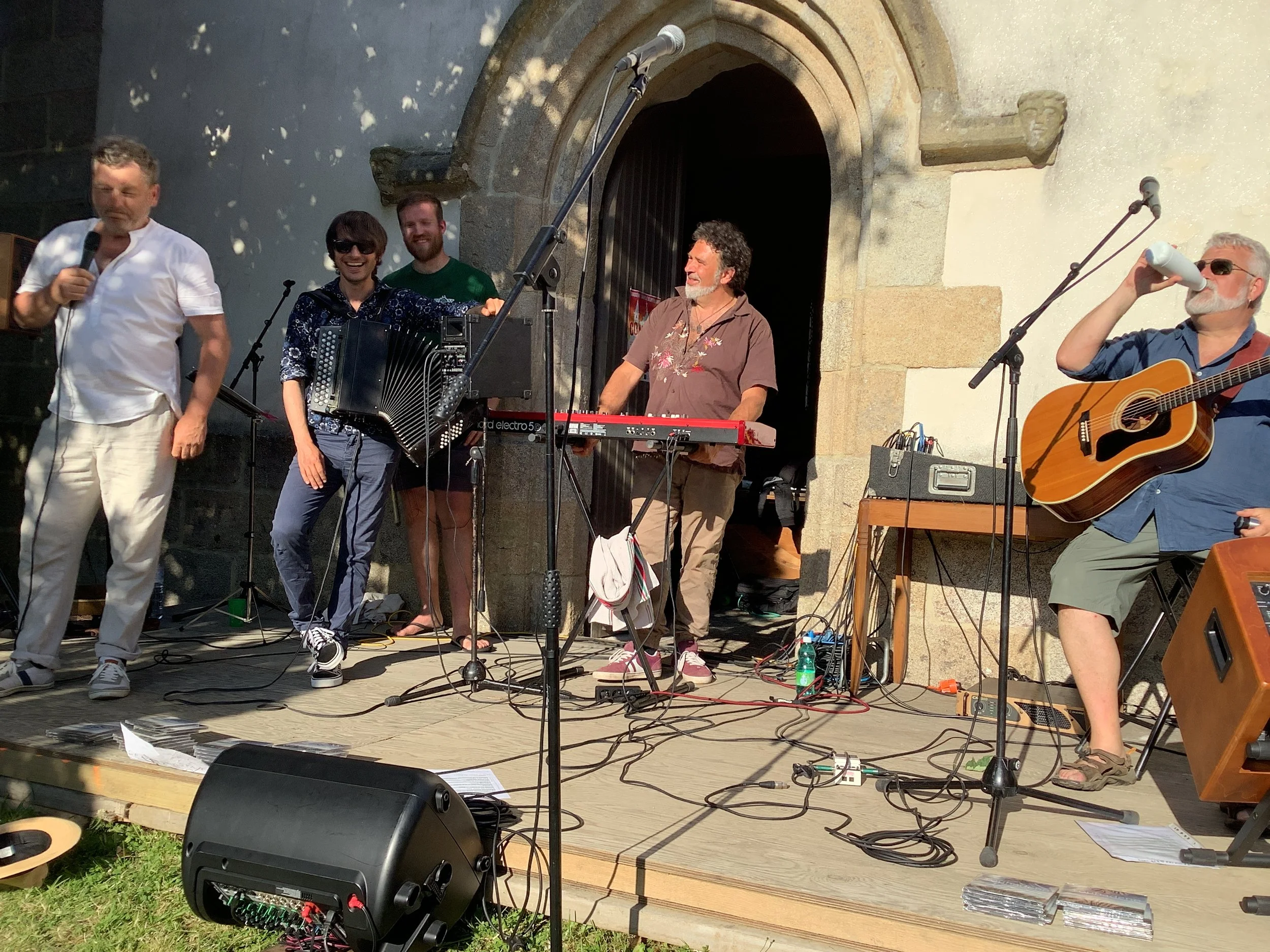 Pétillant comme le cidre et tourbé comme un Single Malt. Le quintet Youhadenn 