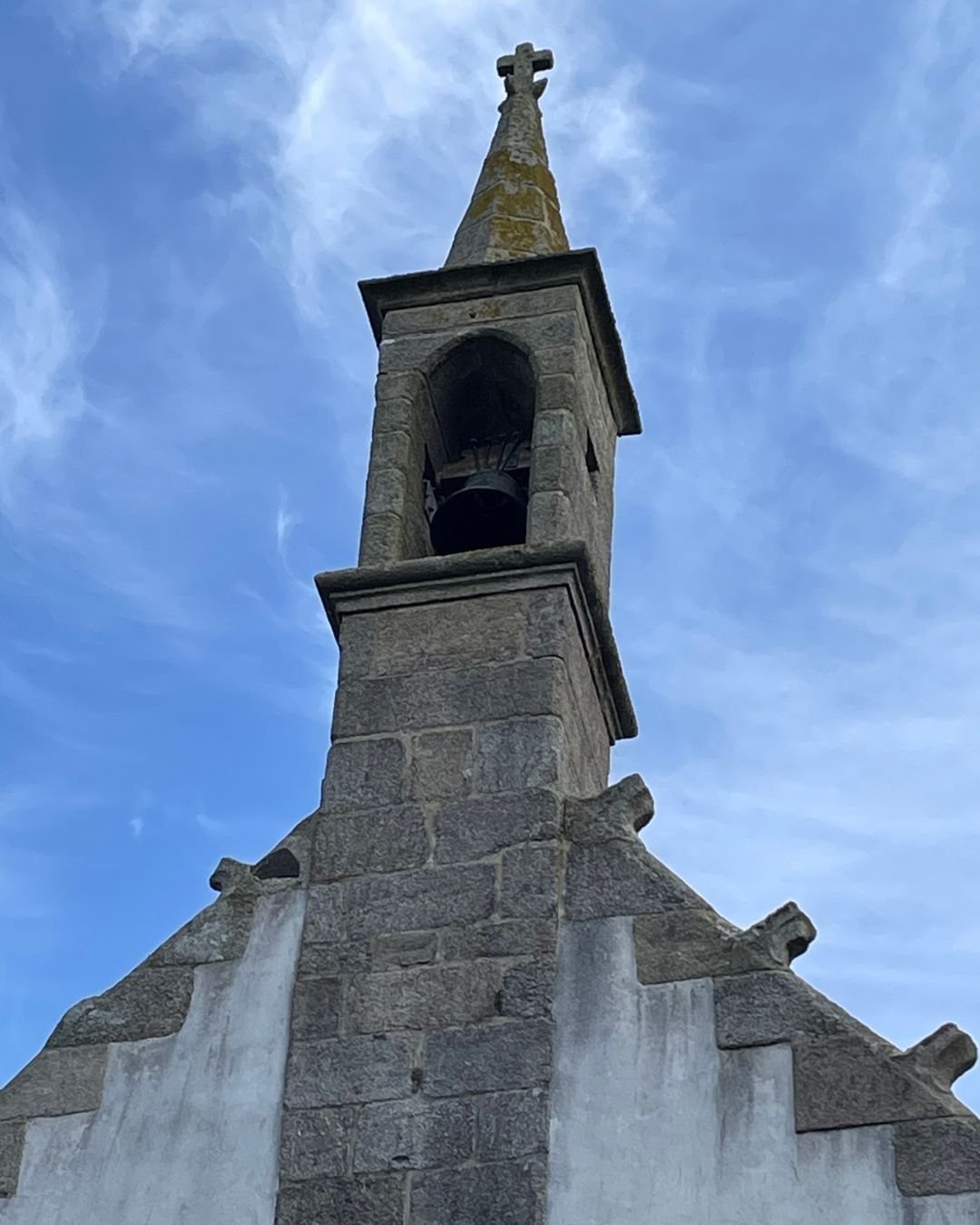 🔔 Quand la cloche de la chapelle de Brendaouez r&eacute;sonne, c'est un appel &agrave; l'art, &agrave; la communion et &agrave; la c&eacute;l&eacute;bration. Venez &eacute;crire une nouvelle page de cet h&eacute;ritage musical en participant &agrave