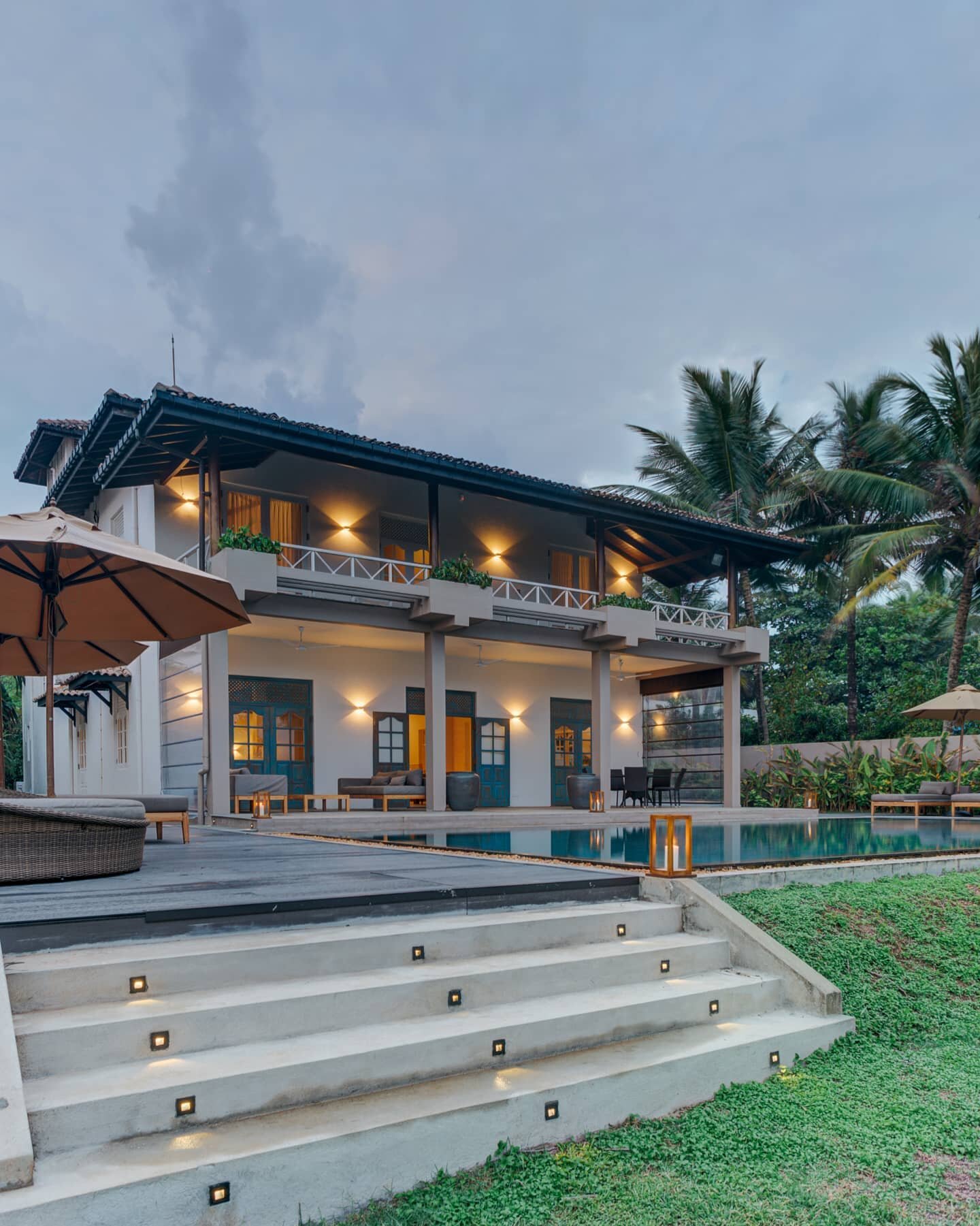 Gloomy weather or bright and sunny days, there's plenty to do at our On The Rocks villa in Unawatuna ☀️ With ample garden space opening up to the Dalawella Beach, a private pool surrounded by comfy sunloungers and a doting team to spoil you with scru