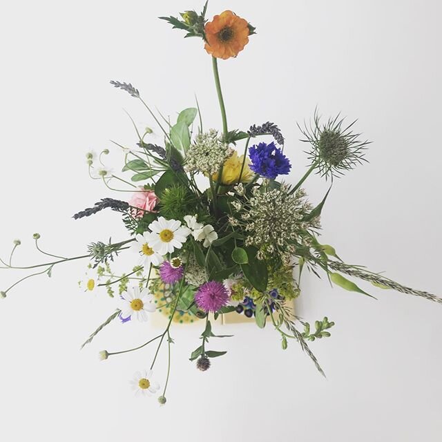 Totally sustainable British flowers from @_wetherly_ 
Taking orders for Saturday delivery to all West London and South West London postcodes
#localflowers #britishflowers #sustainableflowers #londonflower #localflowerdelivery #wildflowers #beauty #na