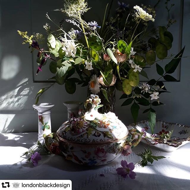 #repost @londonblackdesign
・・・
Abundantly pretty floral chinaware @londonblackdesign with a sustainable bouquet of hand tied field flowers by @isabel.dodd
#antiqueporcelain
#antiquechina
#victorianchina
#vintageporcelain
#gardenteaparty
#vintageafter