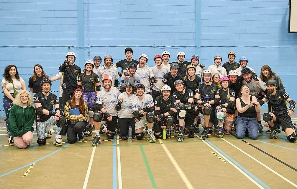 Big Love and Big Smiles 🥰💃🏽 it&rsquo;s always going to be a good game when you get to play @tyneandfear_rd 💁&zwj;♀️
&bull;
Thanks @jr420717 📸
&bull;
&bull;
&bull;
#rollerderby #mensrollerderby #love
