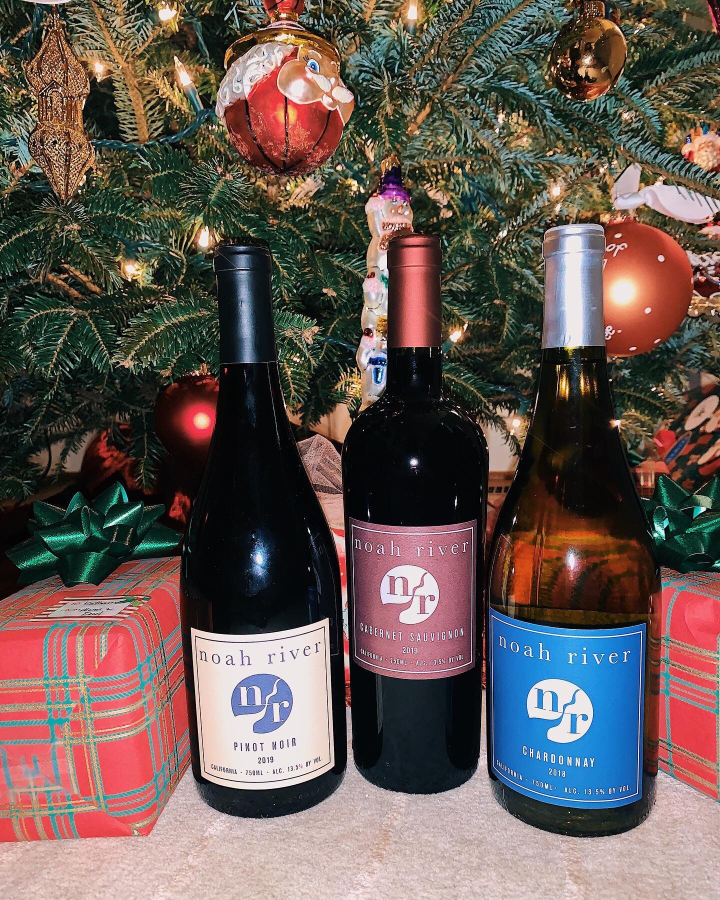 It&rsquo;s the most wine-derful time of the year! 🎁🎄🍷 
#cheers #noahriverwines #californiawine #christmas #merrychristmas #happyholidays @jamey_whetstone