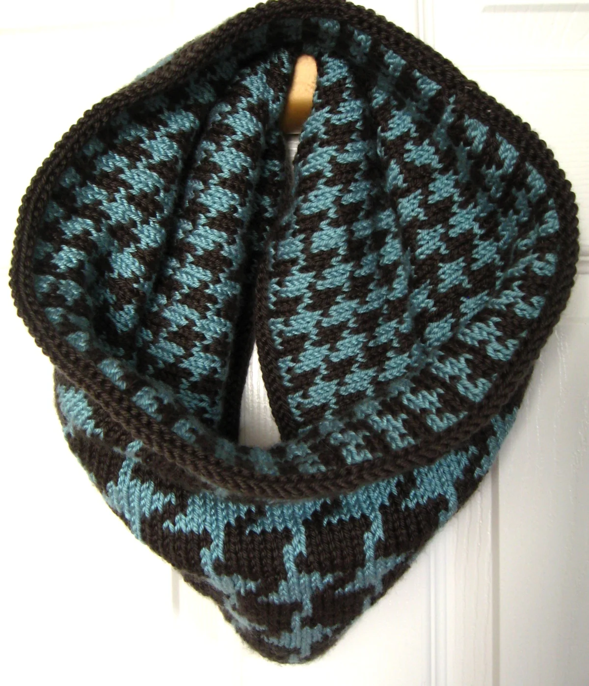 Reversible Houndstooth Cowl