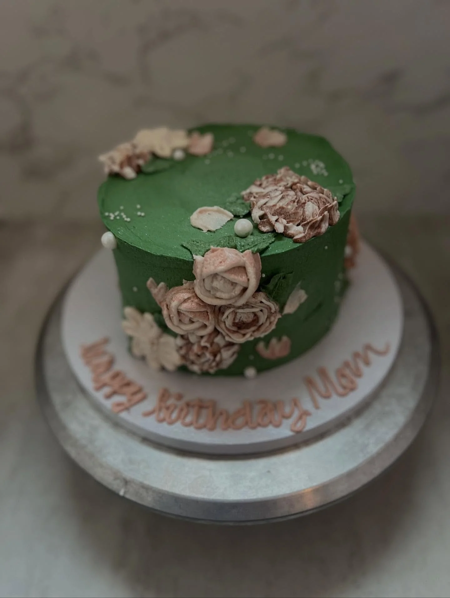 Gorgeous little Fall cake that went out yesterday. Carrot cake with cream cheese frosting and buttercream florals. ⁣
⁣
The client had liked a previous cake that I made for a Summer birthday, so I updated this one with mum buttercream florals and a sl