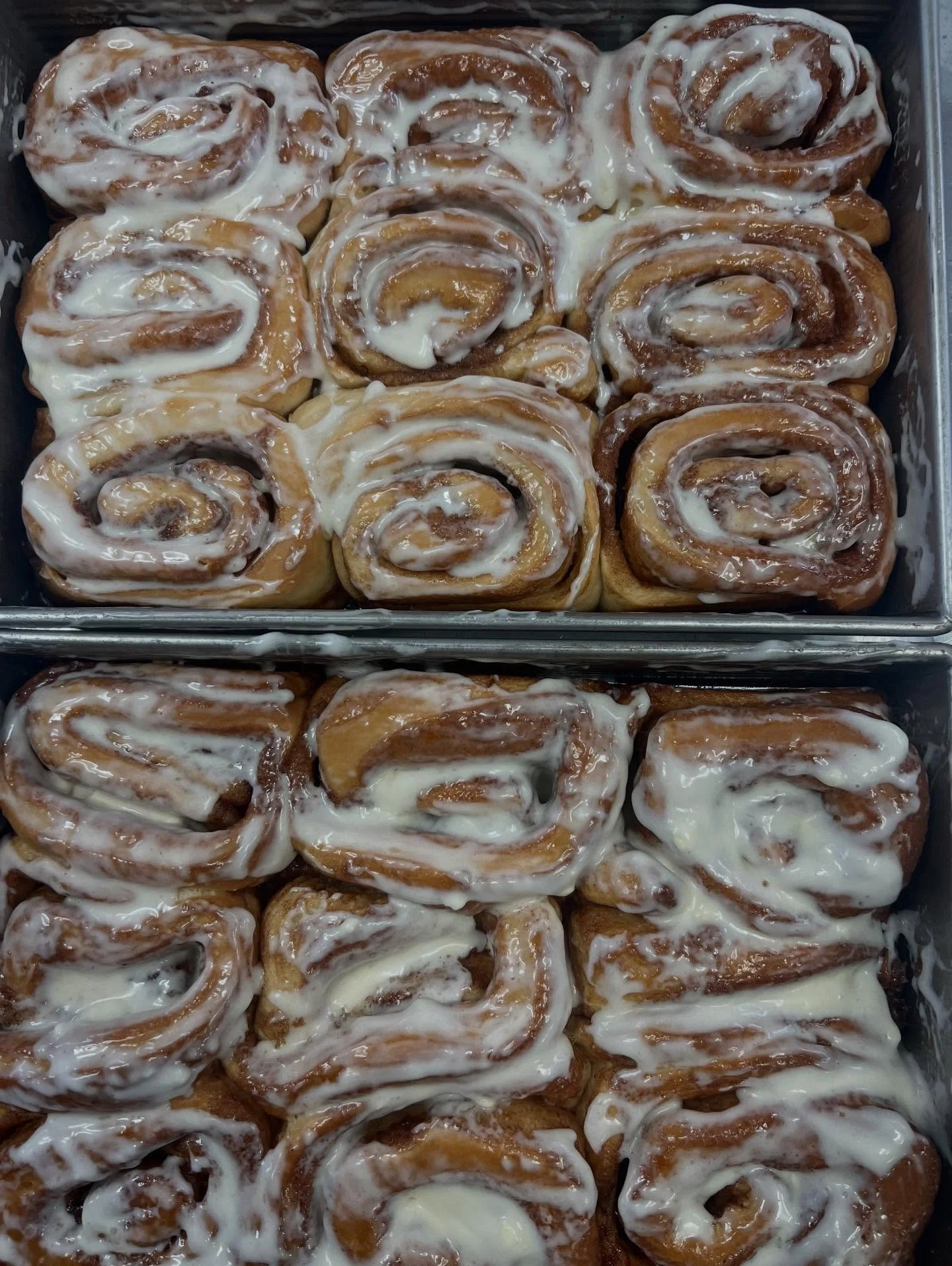 Saturday is the day! 8am-2pm or sell out we will be posted up at @daisychaincoffee with our friend @dogdayspiestand slinging cinny rolls. ⁣
⁣
Your choice singles or six packs- gluten free/ vegan rolls OR old school B&amp;B rolls that contain gluten a