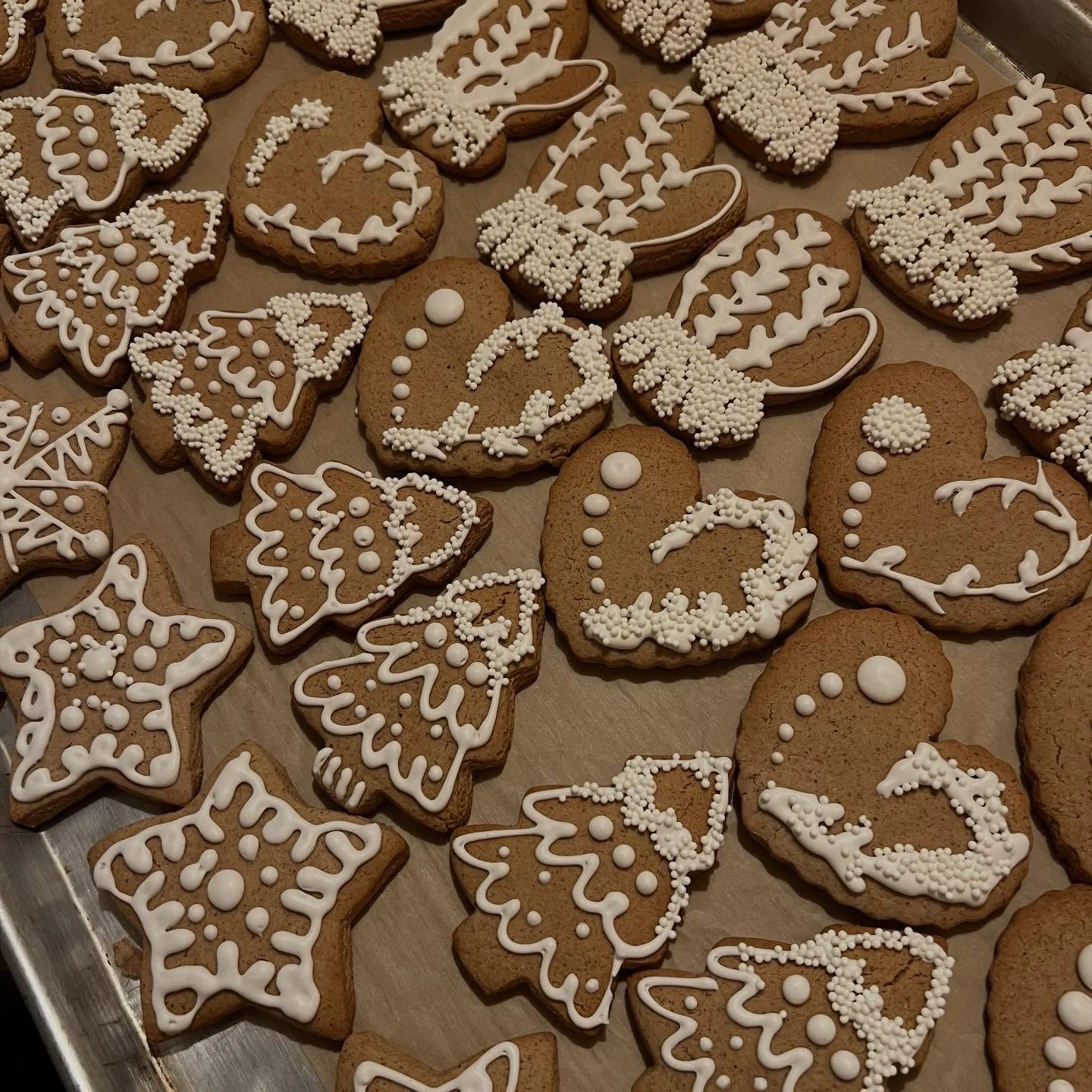 Join us tonight at @thecontrarydsm for theee most festive affair to start your Xmas week off right.⁣
⁣
6-9pm⁣
Thistle&rsquo;s Summit x Ben Bourland⁣
⁣
B&ucirc;che de No&euml;l for 2 $25⁣
(Yule log cake)⁣
Chocolate sponge ⁣
Cranberry orange compote⁣
M