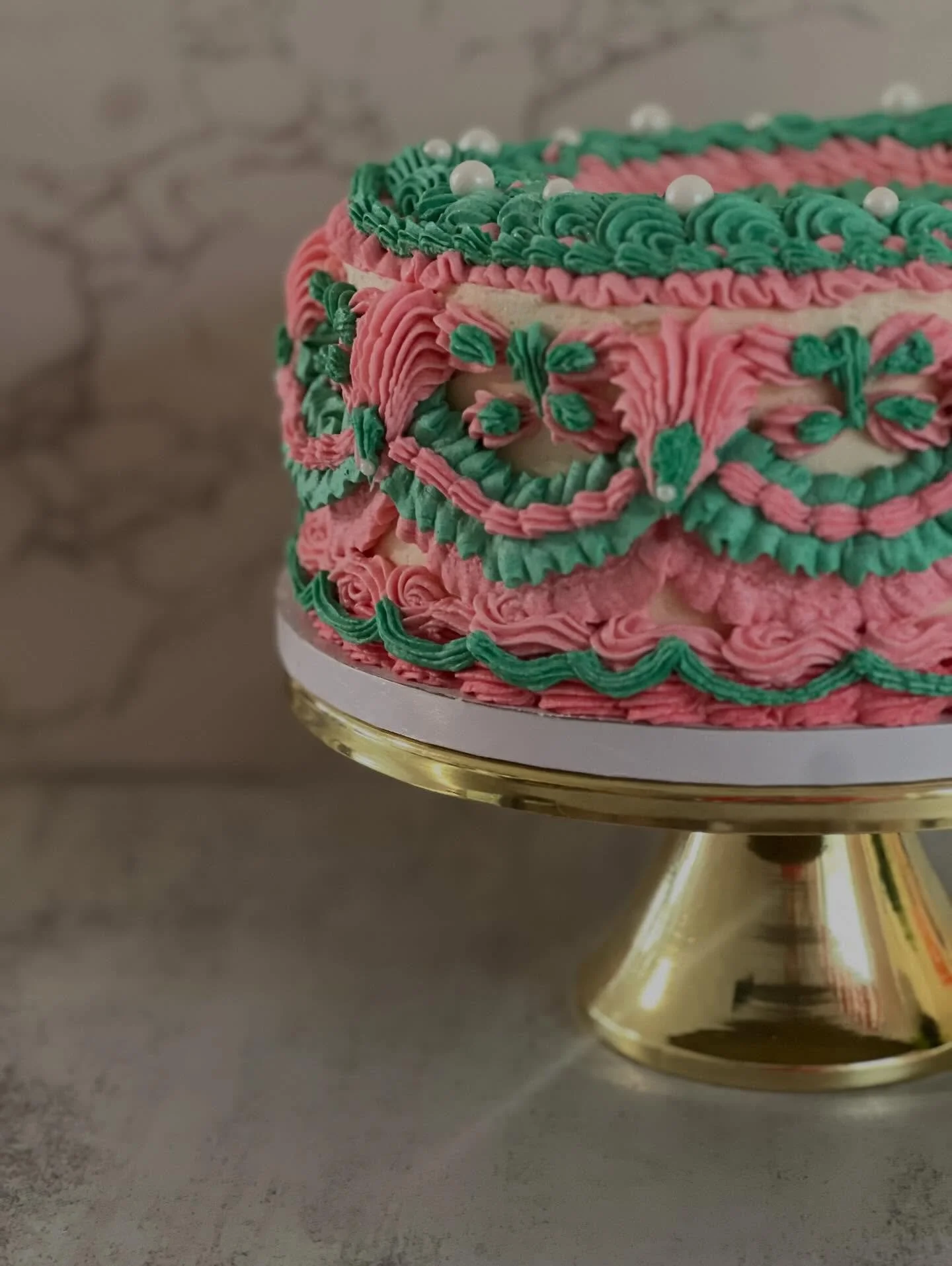 Why be simple when you could be stunning? ✨⁣
⁣
Swipe to see this baby in all her glory. To be fair we love simple cakes too. 😘 But when you get handed the Barbie Miami dream house color palette you have to put on a show. ⁣
⁣
I recently read another 