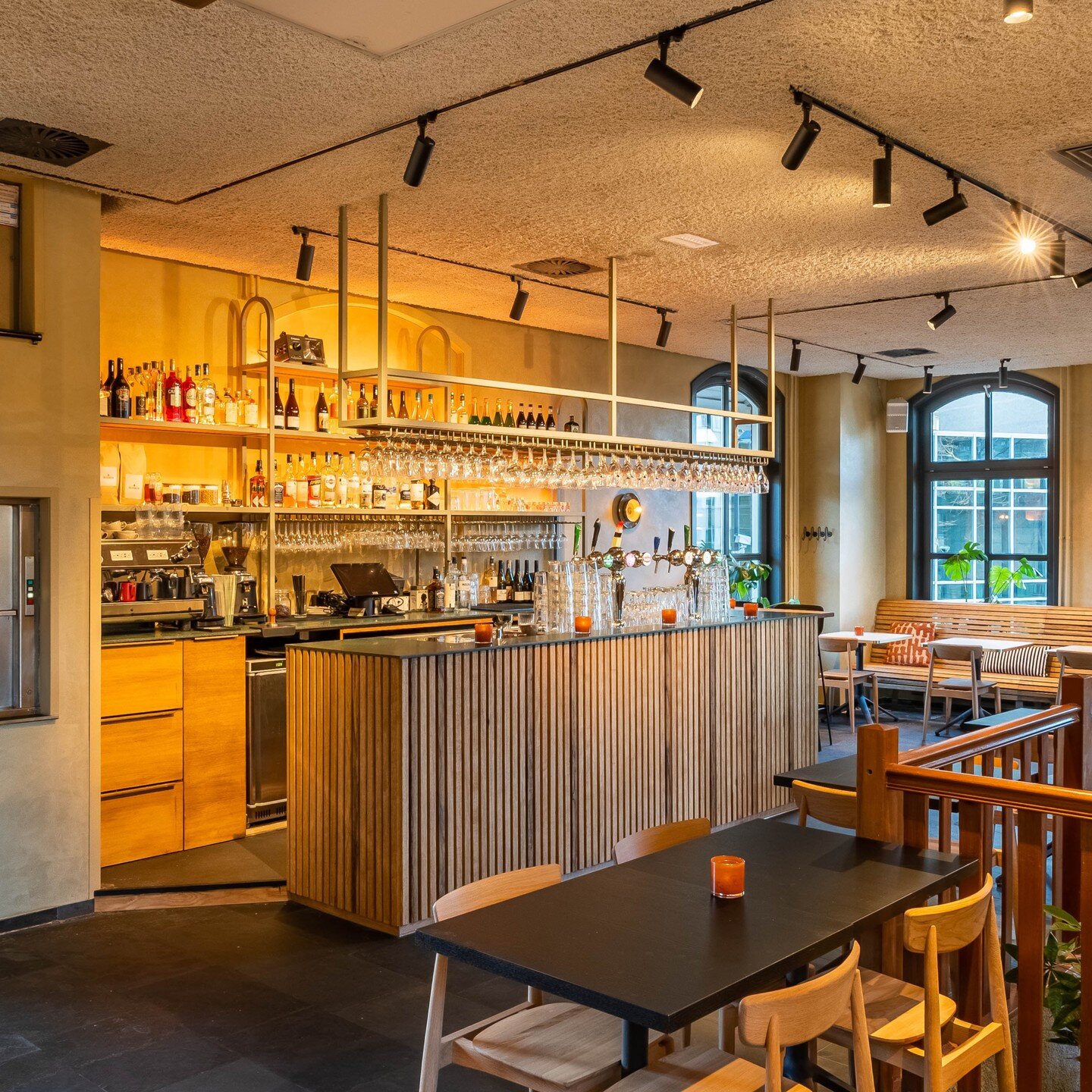 ✨Horeca barframes ✨
Onlangs verbouwde Caf&eacute; Restaurant Blooker grondig. Een compleet nieuw interieur waar wij oa bar voorzien hebben van nieuwe barframes. Deze barrekken zijn voorzien van op maat gemaakte glazenhouders en LED verlichting. Zo we