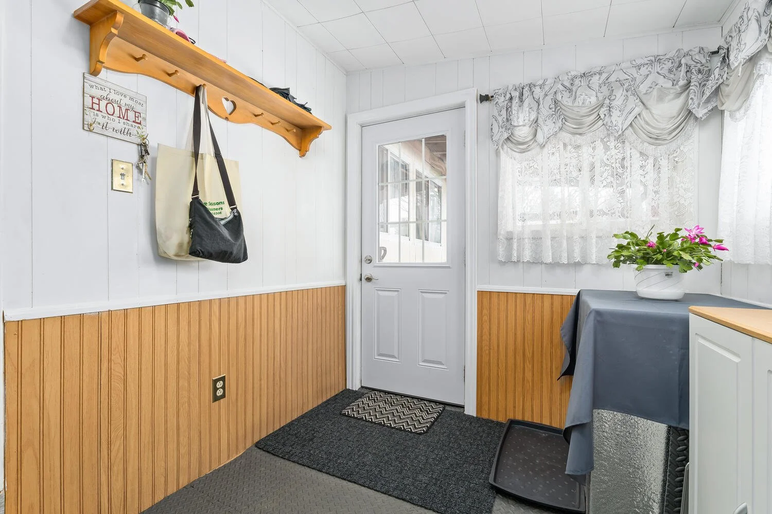 15 Heather Ave Erin ON N0B 1T0-large-007-010-Foyer-1500x1000-72dpi.jpg