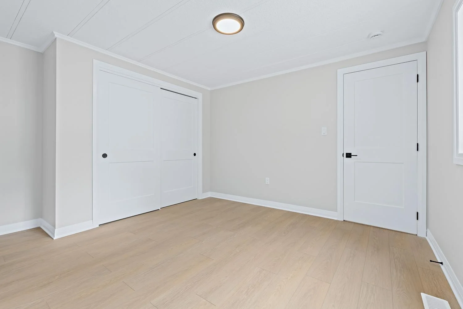 026-018-Primary Bedroom-1500x1000.jpg