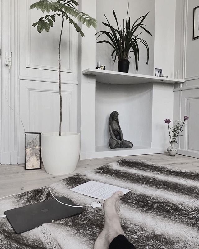 My online room ☀️ Preparing myself prior to session in Living Inquiry
.
☀️
.
The space
The soft surface
The online gadgets 
The inner stillness
.
☀️
.
In these sessions, we return to the intelligence of the body through a moving somatic inquiry. We listen to and move with our connective tissue, the fluids, the body, our breath, in ways that re-opens us to softness, tenderness of heart, presence, and inner stillness
.
☀️
.
Thank you to @psykosyntesforeningen for inviting me to offer this ongoing class for your members 💙