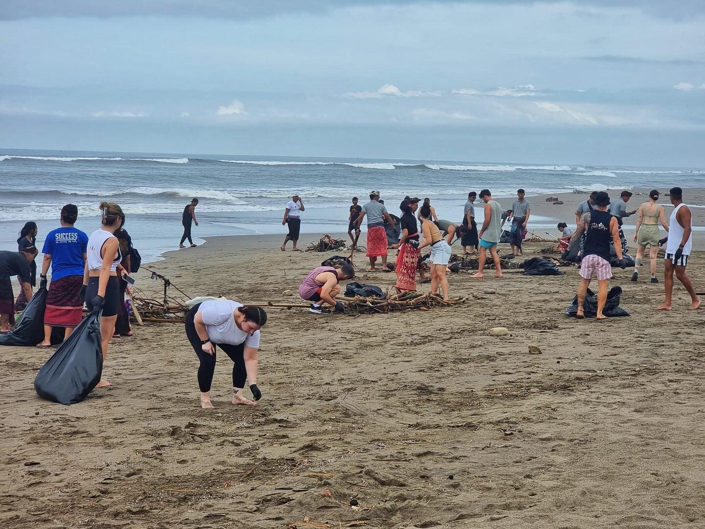 The age old saying - &ldquo;many hands make light work&rdquo; 

Our guests along with the team from @thehavenbaliberawa cleaned up a large portion of the beach in 45min. 

With Bali&rsquo;s rubbish pollution problems in the rainy season, it&rsquo;s g