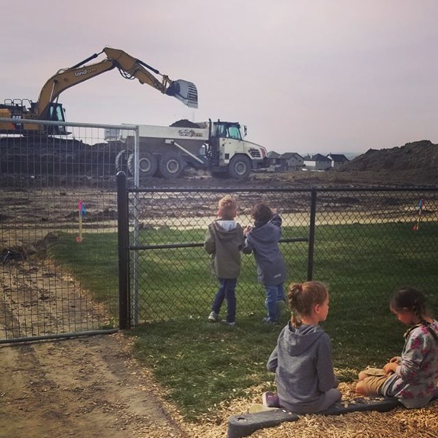 Spectators at lunchtime 😎 waiting for the soccer field to be built ⚽️ 🥅