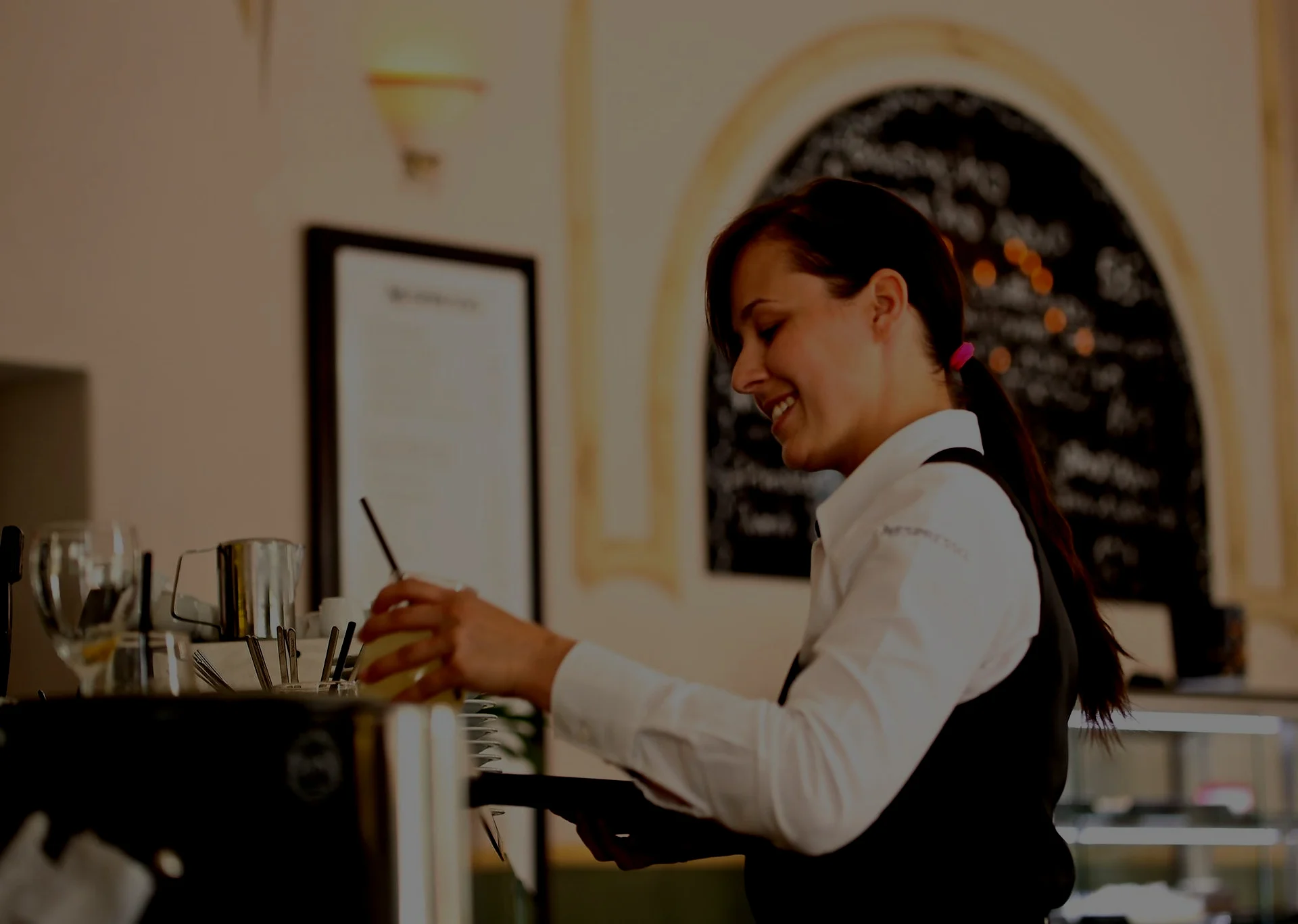 waitress-2376728_1920.jpg