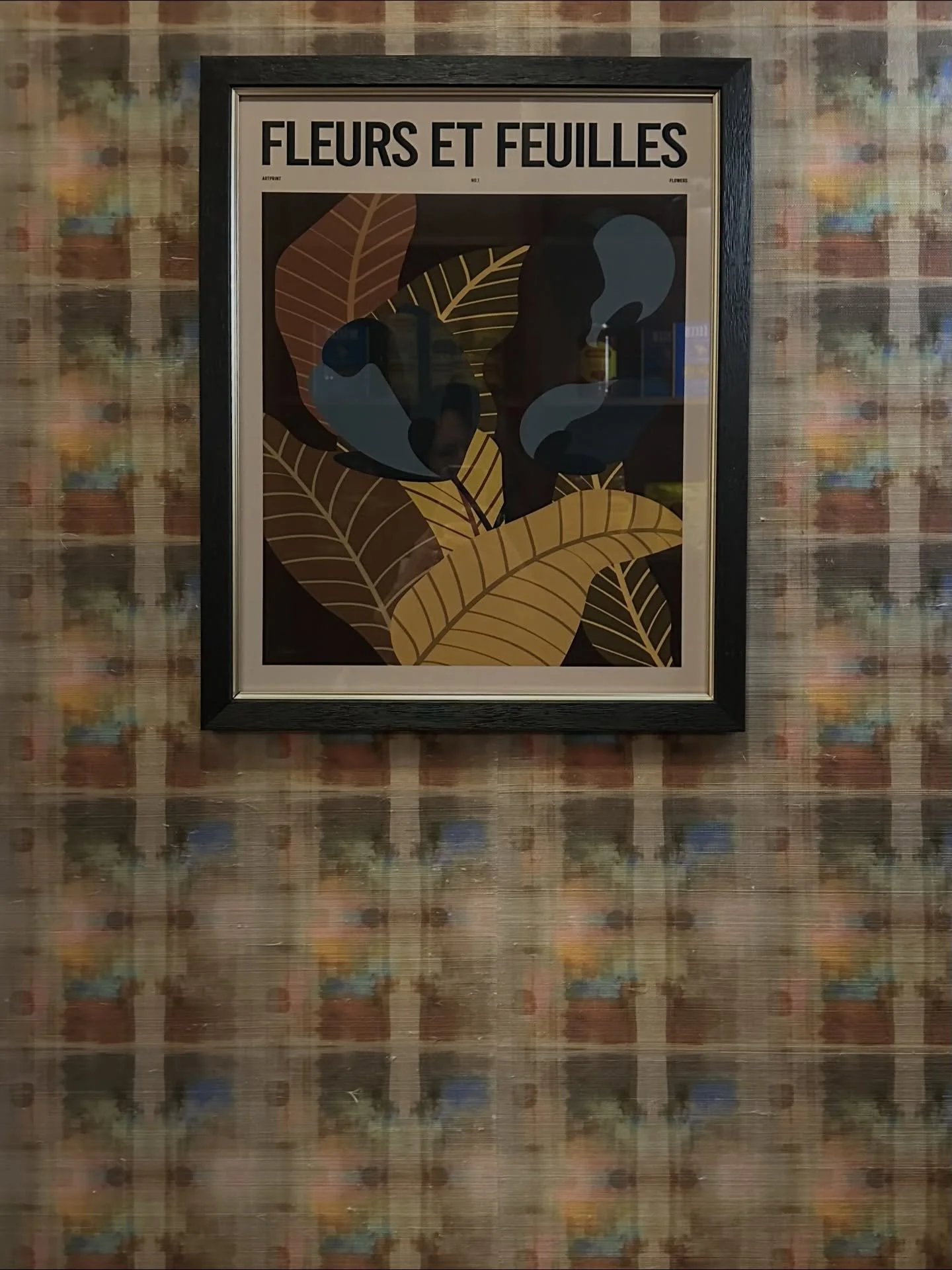 Inspired by a poster&rsquo;s color palette and designer Jenni Jacobs&rsquo; &ldquo;tiki-bar groovy&rdquo; theme, this custom wallpaper was created for the brand-new @mcguirekitchenbath showroom in #wakefieldma. Such a fun project to bring to life&mda