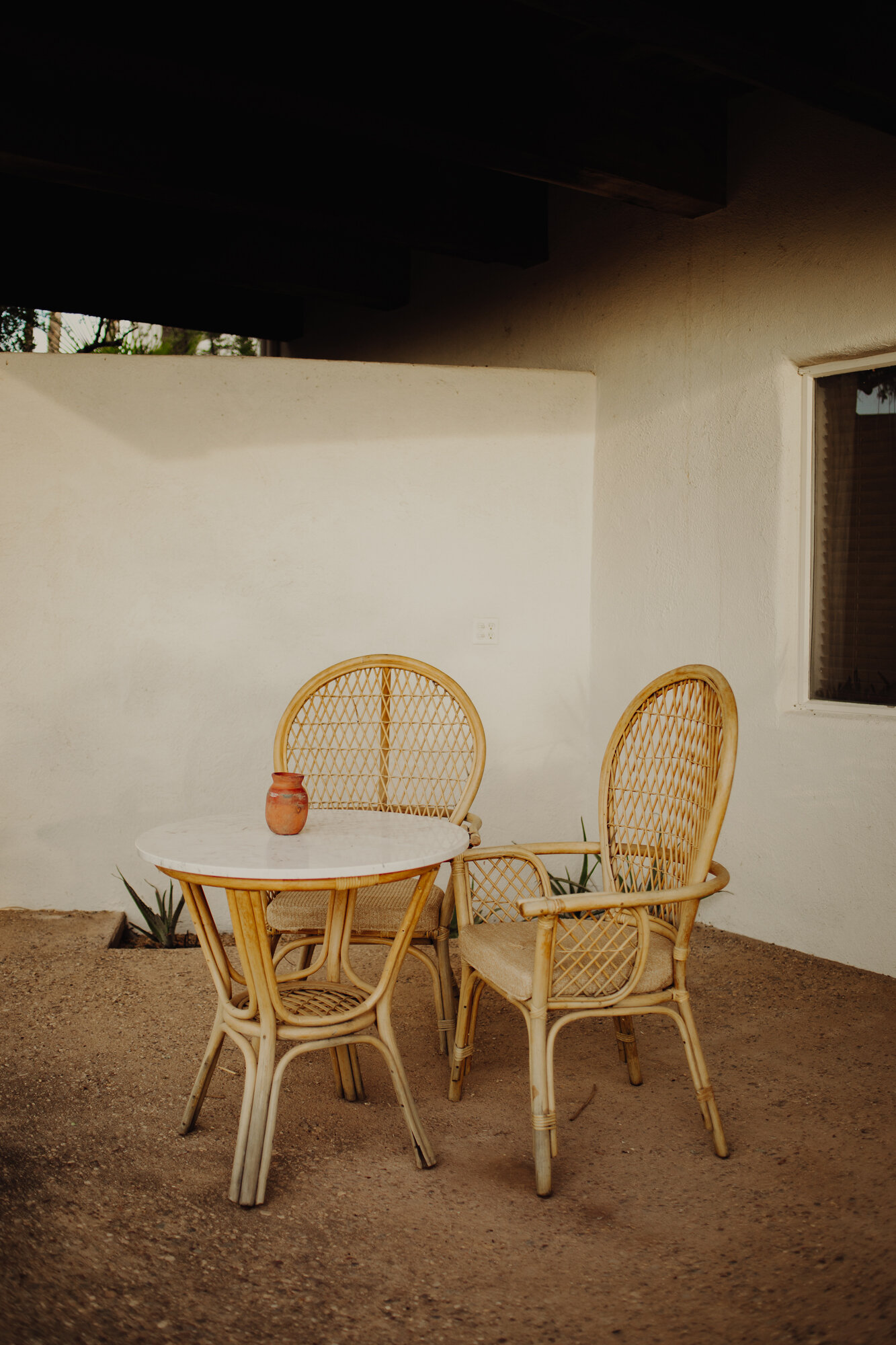 patio-table-chairs-yucca-room-arizona-airbnb