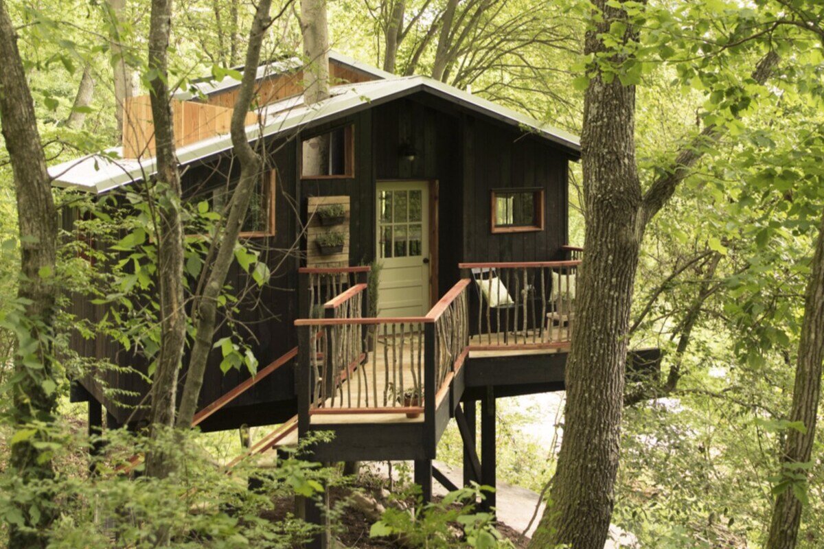 Tiny Treehouse Airbnb Rental Near Chattanooga Tennessee