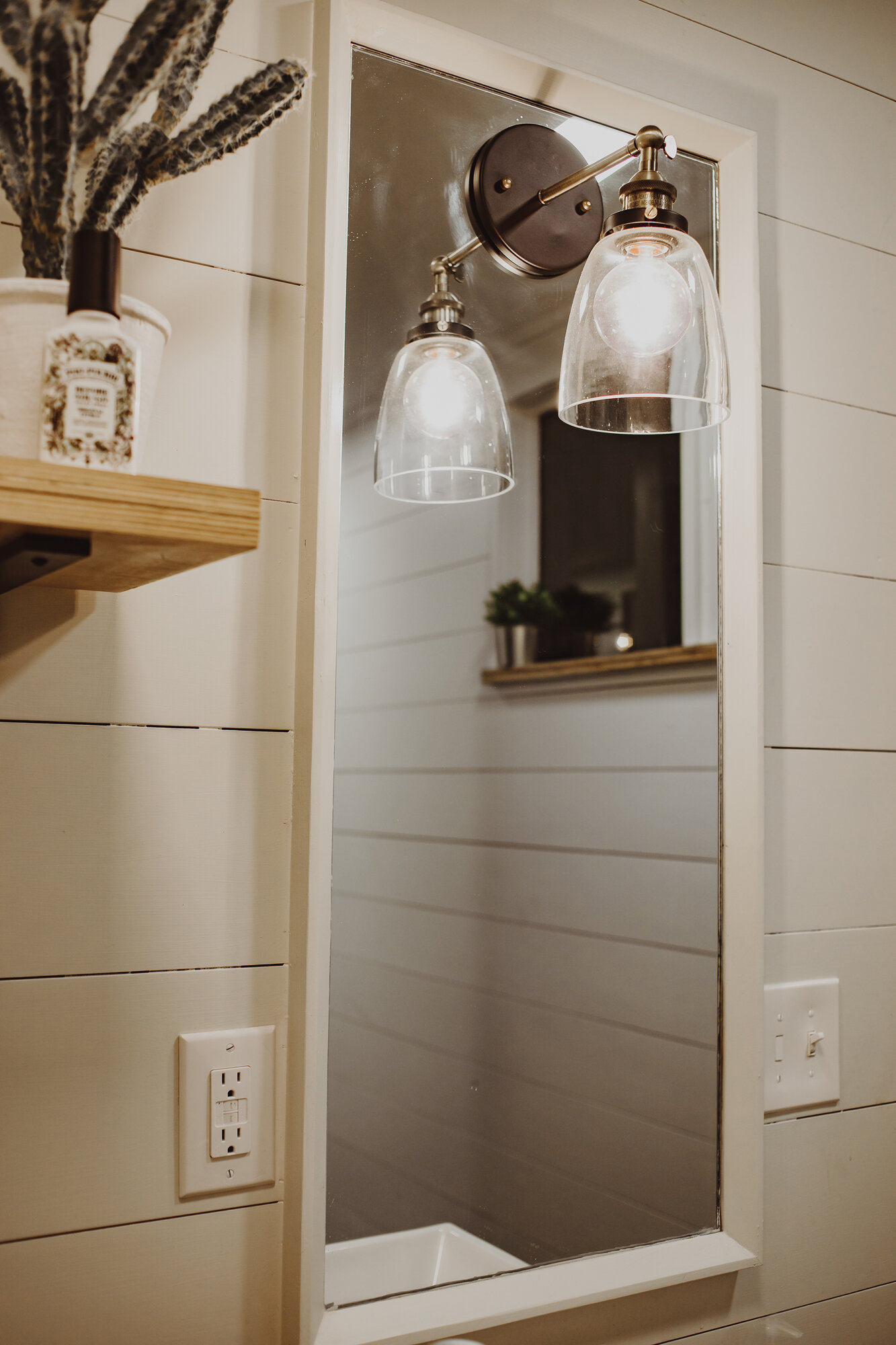 bathroom-mirror-shipping-container-airbnb