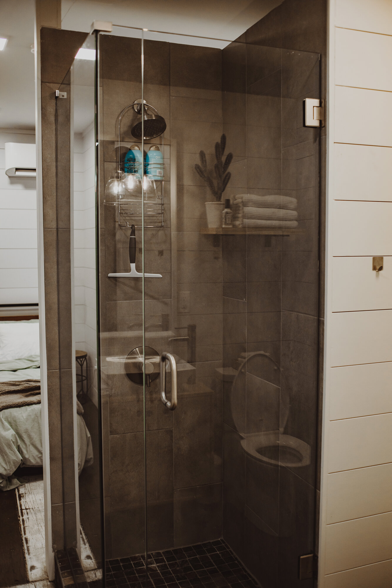 shower-shipping-container-airbnb