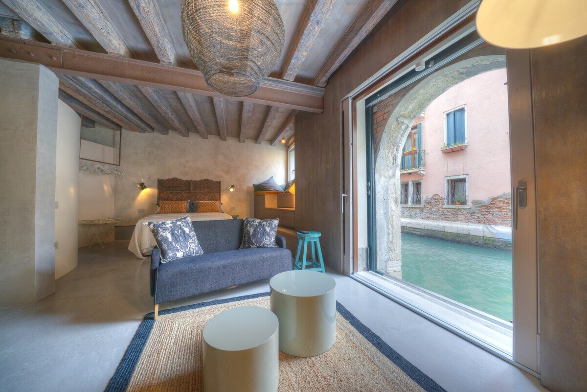 bedroom-airbnb-venice-canals-italy